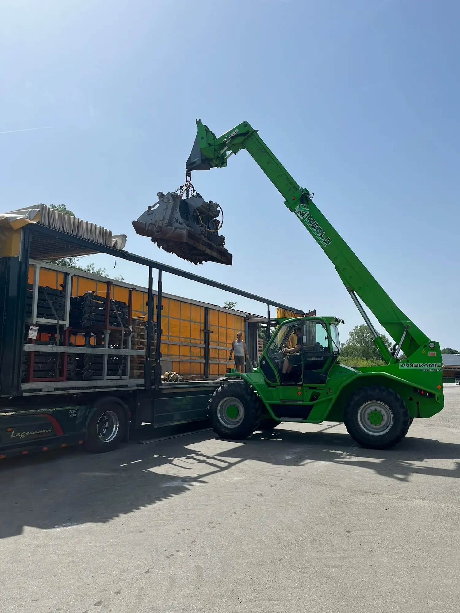 Paar_Bagger-Hausruck-Spezialleistungen-Hubarbeiten-Lasthacken